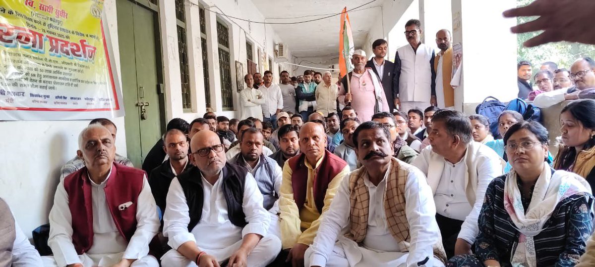 AkhileshPSingh's tweet image. आज मेरे विधानसभा रूद्रपुर, देवरिया में प्रदेश कॉग्रेस अध्यक्ष श्री अजय राय जी और मैं स्वयं फतेहपुर में SIR कार्य के दौरान आत्महत्या करने वाले
लेखपाल सुधीर कुमार कोरी के समर्थन मे 

तहसील रुद्रपुर में लेखपाल संघ के द्वारा चल रहे धरना प्रदर्शन में पहुंचकर समर्थन दिया ।