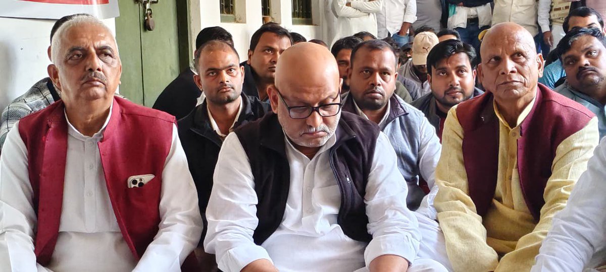 AkhileshPSingh's tweet image. आज मेरे विधानसभा रूद्रपुर, देवरिया में प्रदेश कॉग्रेस अध्यक्ष श्री अजय राय जी और मैं स्वयं फतेहपुर में SIR कार्य के दौरान आत्महत्या करने वाले
लेखपाल सुधीर कुमार कोरी के समर्थन मे 

तहसील रुद्रपुर में लेखपाल संघ के द्वारा चल रहे धरना प्रदर्शन में पहुंचकर समर्थन दिया ।