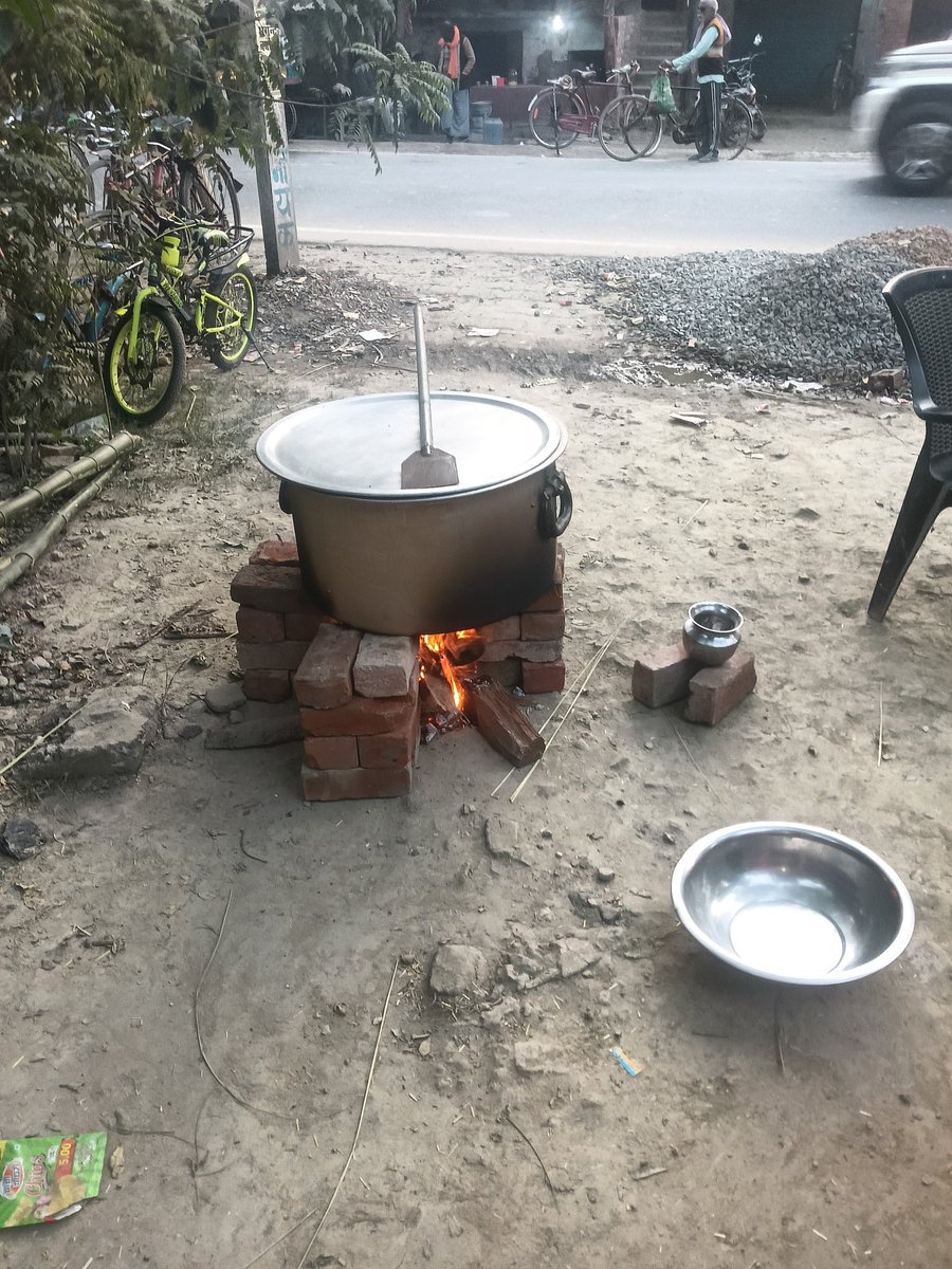 vikramveersingh's tweet image. अवध क्षेत्र में किसी के देहांत के दूसरे दिन बेकार खाना ( उड़द  पालक की दाल और चावल) बनता हैं।