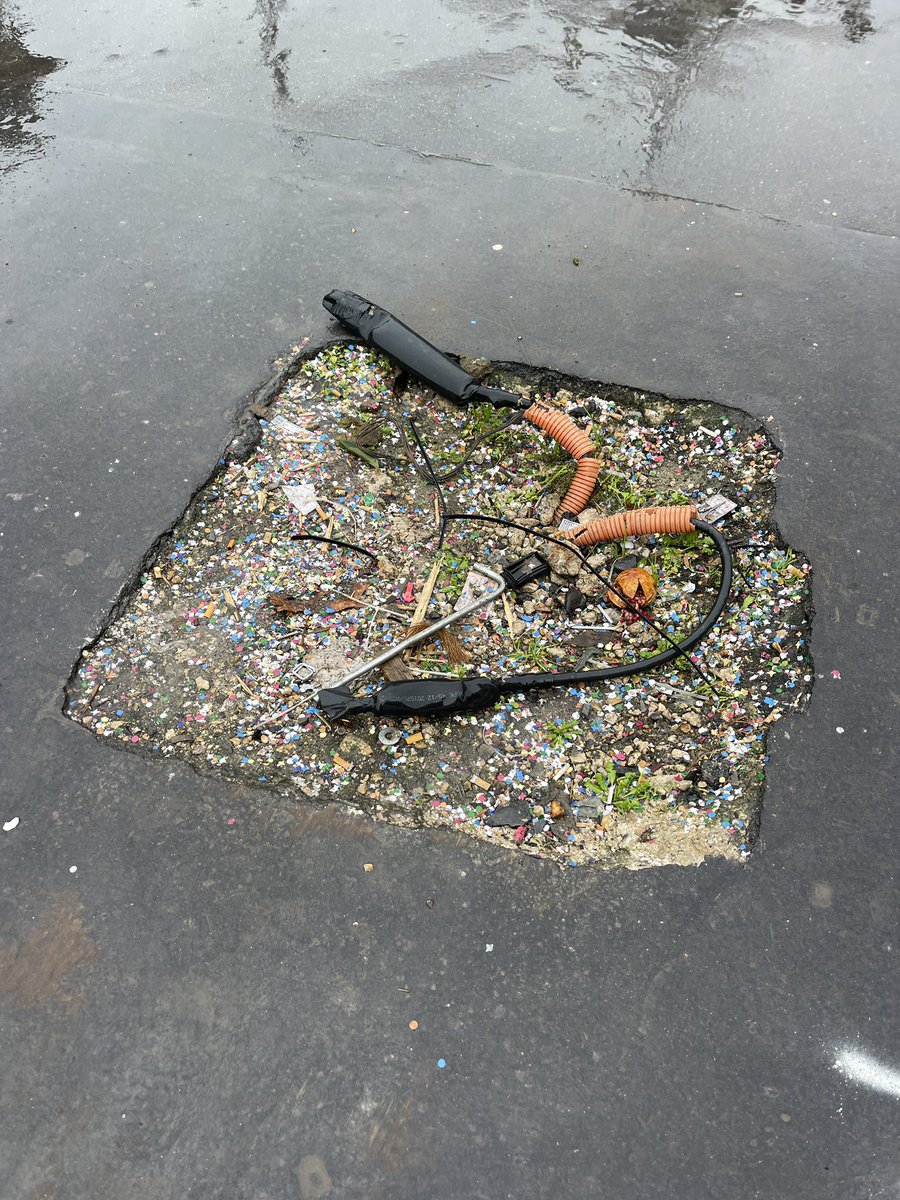 On est où ? 
Place de la Bourse. Je suis sûr que <a href="/Florent_Giry/">Florent Giry</a> est content. Et probablement <a href="/ArielWeilT/">Ariel Weil</a> aussi.
Vivement mars pour que le #saccageparis cesse.