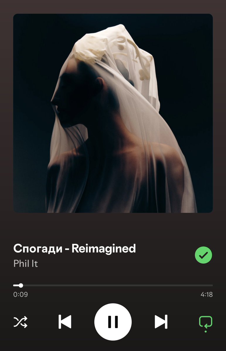 Жінка з чорним, як земля, волоссям tweet media