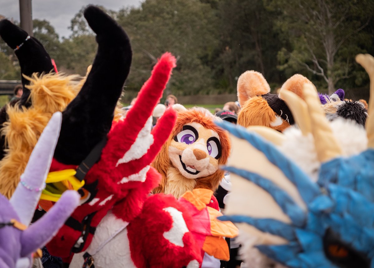 Zangar__'s tweet image. He noticed you across the con and likes your vibe :3
📸 @Blurbbub 
#FursuitFriday