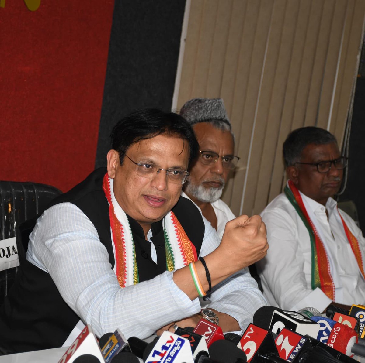 ajaydharamsingh's tweet image. ಆಂಧ್ರಪ್ರದೇಶದ ಹಿಂದೂಪುರಂ ಜಿಲ್ಲೆಯ ಪ್ರೆಸ್ ಕ್ಲಬ್‌ನಲ್ಲಿ ಆಯೋಜಿಸಿದ  ಮಹತ್ವದ ಪತ್ರಿಕಾಗೋಷ್ಠಿಯಲ್ಲಿ ಪಾಲ್ಗೊಂಡು  ಕಾಂಗ್ರೆಸ್ ಪಕ್ಷದ ವತಿಯಿಂದ &apos;ಸಂಘಟನ್ ಸೃಜನ್ ಅಭಿಯಾನ&apos; ಕಾರ್ಯಕ್ರಮದ ಸಂಪೂರ್ಣ ರೂಪುರೇಷೆಗಳು ಮತ್ತು ಕಾರ್ಯಕ್ರಮದ ಉದ್ದೇಶಗಳ ಬಗ್ಗೆ ಮಾಹಿತಿ ನೀಡಲಾಯಿತು.
ಈ ವಿನೂತನ ಅಭಿಯಾನದಿಂದ ಸ್ಥಳೀಯ ಮಟ್ಟದಲ್ಲಿ ಪಕ್ಷದ ಕಾರ್ಯಕರ್ತರು…