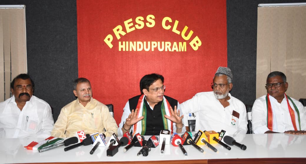 ajaydharamsingh's tweet image. ಆಂಧ್ರಪ್ರದೇಶದ ಹಿಂದೂಪುರಂ ಜಿಲ್ಲೆಯ ಪ್ರೆಸ್ ಕ್ಲಬ್‌ನಲ್ಲಿ ಆಯೋಜಿಸಿದ  ಮಹತ್ವದ ಪತ್ರಿಕಾಗೋಷ್ಠಿಯಲ್ಲಿ ಪಾಲ್ಗೊಂಡು  ಕಾಂಗ್ರೆಸ್ ಪಕ್ಷದ ವತಿಯಿಂದ &apos;ಸಂಘಟನ್ ಸೃಜನ್ ಅಭಿಯಾನ&apos; ಕಾರ್ಯಕ್ರಮದ ಸಂಪೂರ್ಣ ರೂಪುರೇಷೆಗಳು ಮತ್ತು ಕಾರ್ಯಕ್ರಮದ ಉದ್ದೇಶಗಳ ಬಗ್ಗೆ ಮಾಹಿತಿ ನೀಡಲಾಯಿತು.
ಈ ವಿನೂತನ ಅಭಿಯಾನದಿಂದ ಸ್ಥಳೀಯ ಮಟ್ಟದಲ್ಲಿ ಪಕ್ಷದ ಕಾರ್ಯಕರ್ತರು…