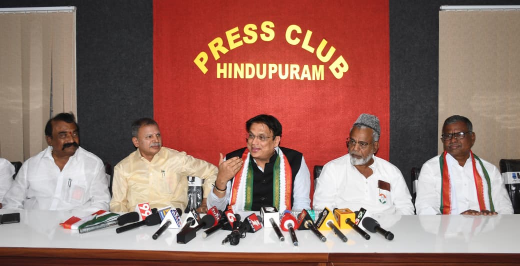 ajaydharamsingh's tweet image. ಆಂಧ್ರಪ್ರದೇಶದ ಹಿಂದೂಪುರಂ ಜಿಲ್ಲೆಯ ಪ್ರೆಸ್ ಕ್ಲಬ್‌ನಲ್ಲಿ ಆಯೋಜಿಸಿದ  ಮಹತ್ವದ ಪತ್ರಿಕಾಗೋಷ್ಠಿಯಲ್ಲಿ ಪಾಲ್ಗೊಂಡು  ಕಾಂಗ್ರೆಸ್ ಪಕ್ಷದ ವತಿಯಿಂದ &apos;ಸಂಘಟನ್ ಸೃಜನ್ ಅಭಿಯಾನ&apos; ಕಾರ್ಯಕ್ರಮದ ಸಂಪೂರ್ಣ ರೂಪುರೇಷೆಗಳು ಮತ್ತು ಕಾರ್ಯಕ್ರಮದ ಉದ್ದೇಶಗಳ ಬಗ್ಗೆ ಮಾಹಿತಿ ನೀಡಲಾಯಿತು.
ಈ ವಿನೂತನ ಅಭಿಯಾನದಿಂದ ಸ್ಥಳೀಯ ಮಟ್ಟದಲ್ಲಿ ಪಕ್ಷದ ಕಾರ್ಯಕರ್ತರು…