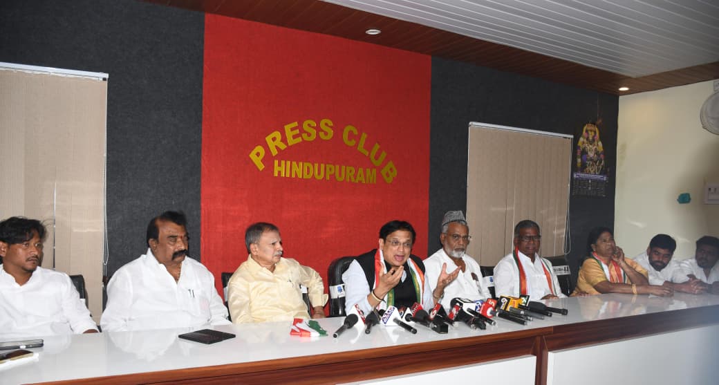 ajaydharamsingh's tweet image. ಆಂಧ್ರಪ್ರದೇಶದ ಹಿಂದೂಪುರಂ ಜಿಲ್ಲೆಯ ಪ್ರೆಸ್ ಕ್ಲಬ್‌ನಲ್ಲಿ ಆಯೋಜಿಸಿದ  ಮಹತ್ವದ ಪತ್ರಿಕಾಗೋಷ್ಠಿಯಲ್ಲಿ ಪಾಲ್ಗೊಂಡು  ಕಾಂಗ್ರೆಸ್ ಪಕ್ಷದ ವತಿಯಿಂದ &apos;ಸಂಘಟನ್ ಸೃಜನ್ ಅಭಿಯಾನ&apos; ಕಾರ್ಯಕ್ರಮದ ಸಂಪೂರ್ಣ ರೂಪುರೇಷೆಗಳು ಮತ್ತು ಕಾರ್ಯಕ್ರಮದ ಉದ್ದೇಶಗಳ ಬಗ್ಗೆ ಮಾಹಿತಿ ನೀಡಲಾಯಿತು.
ಈ ವಿನೂತನ ಅಭಿಯಾನದಿಂದ ಸ್ಥಳೀಯ ಮಟ್ಟದಲ್ಲಿ ಪಕ್ಷದ ಕಾರ್ಯಕರ್ತರು…