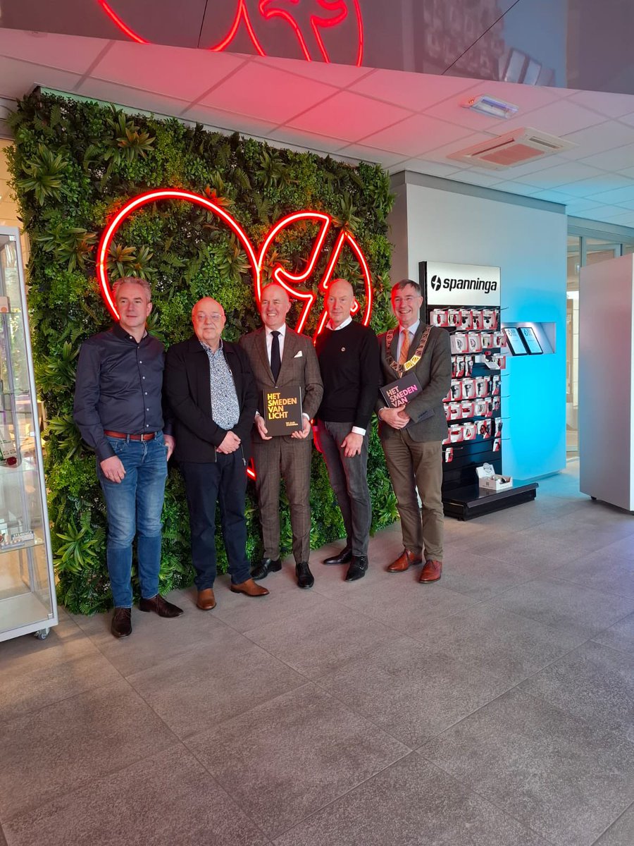 Moaie wurkbesite oan Spanninga fytsferljochting op’e Jouwer. Dit mear as 100 jier âlde famyljebedriuw -  oprjochte yn 1918 en Hofleverancier sûnt 1922 ! - is ynternasjonaal aktyf. Mei boargemaster Stoel fan De Fryske Marren. Tank foar ûntfangst! <a href="/gemeenteDFM/">gemeente De Fryske Marren</a> <a href="/LPStoel/">L.P.Stoel</a> <a href="/provfryslan/">Provincie Fryslân</a>