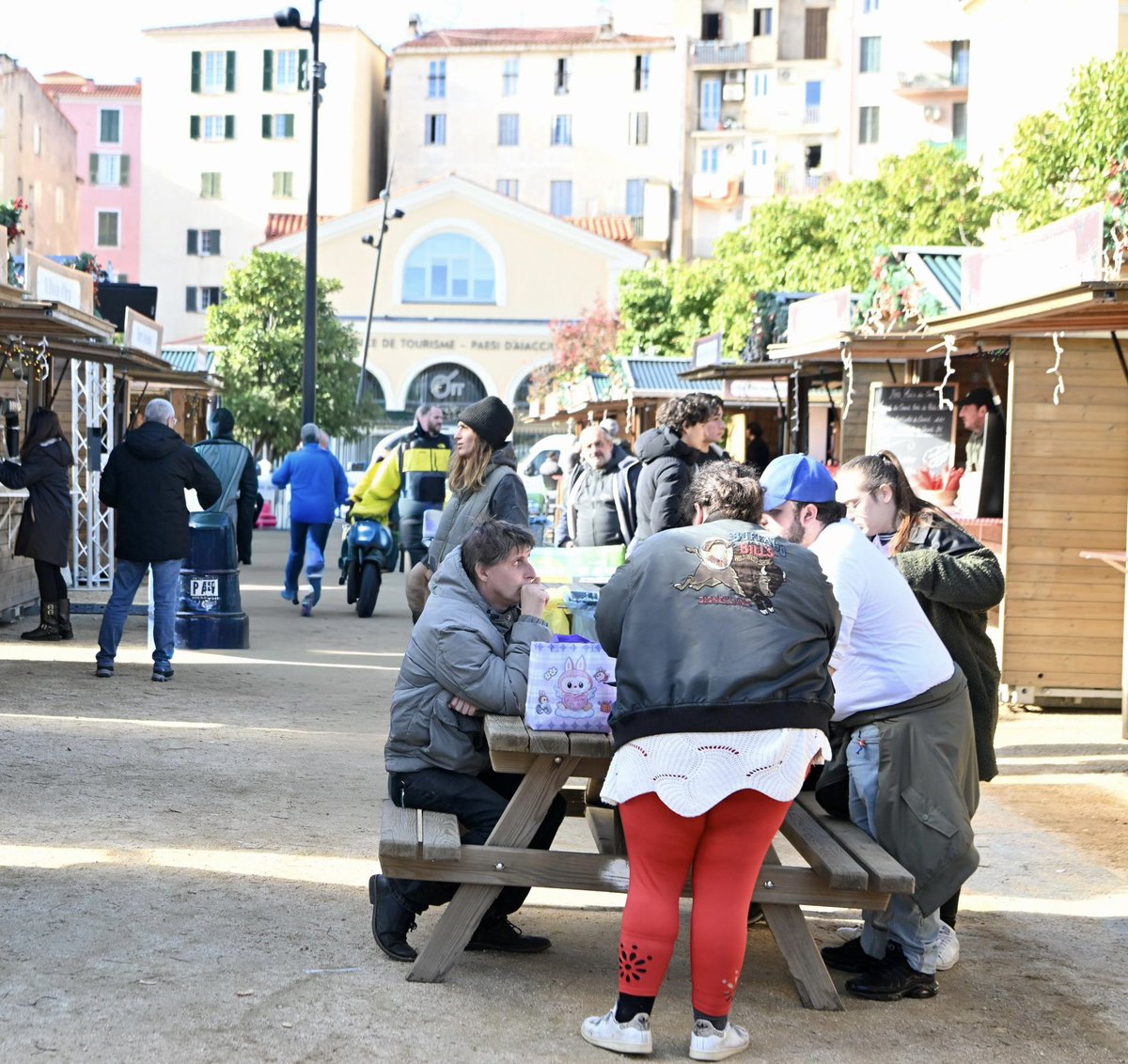 🎄 Un plaisir d’aller à la rencontre des artisans et commerçants en ce premier jour d’ouverture de notre Marché de Noël !

Créateurs, gourmands, passionnés… ils sont nombreux à animer ce village qui apporte tant de chaleur à notre cœur de ville.
Merci à eux pour leur énergie