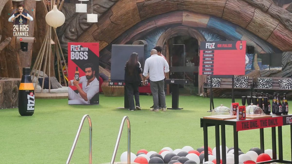 akhbarbani's tweet photo. “By mistake, the cameraman showed the sponsorship setup, Gaurav sanchalak, and the 7 contestants Participating in theFizz or false Task.” https://t.co/55nLwBaQSA