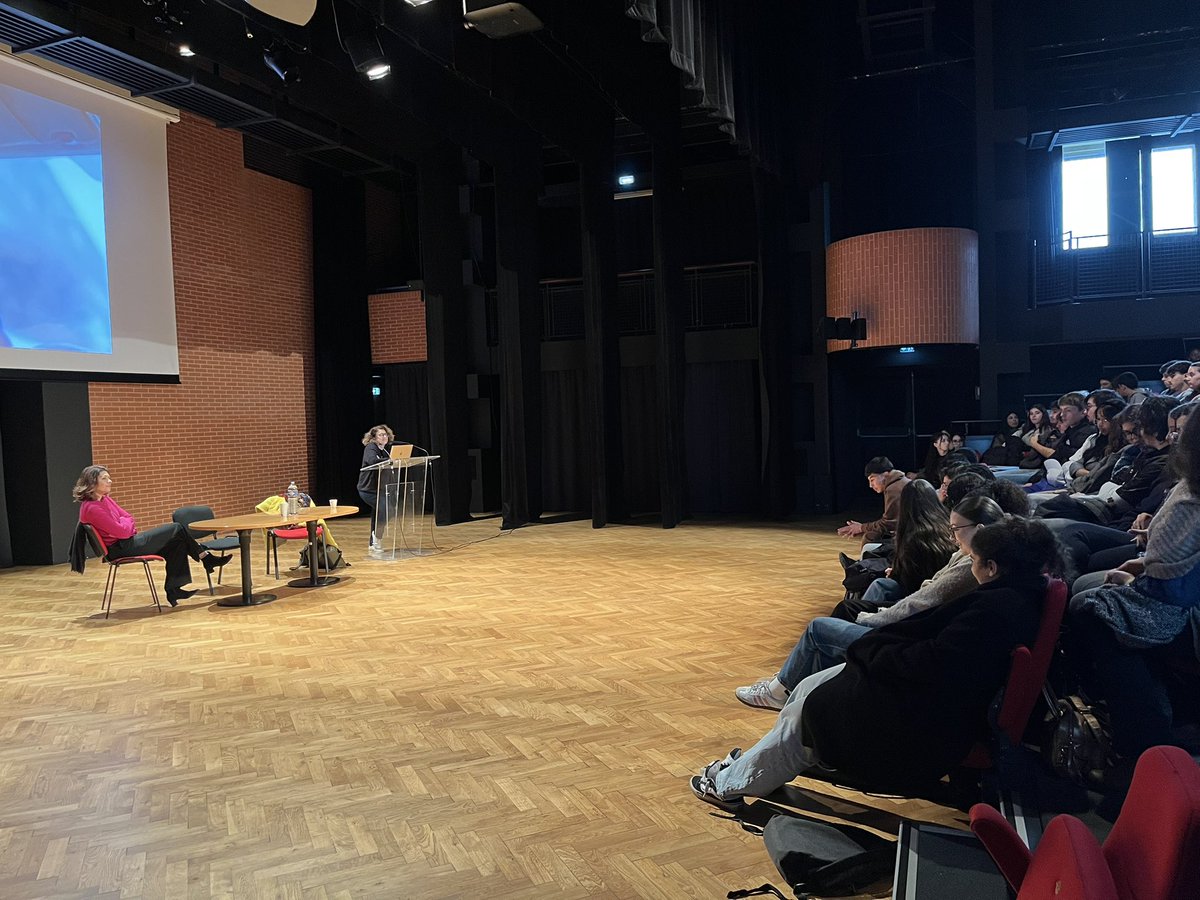 valdereuil_info's tweet photo. Ce matin à la MJA @valdereuil_info, 140 élèves du lycée Marc Bloch ont échangé avec Ghada Hatem, gynécologue, obstétricienne et fondatrice de la Maison des femmes. Pendant deux heures, les élèves ont réfléchi sur les stéréotypes de genre et les violences faites aux femmes. https://t.co/GFb9hbOEsL