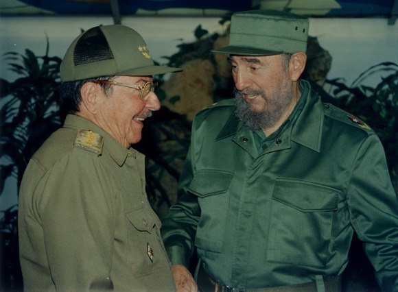 Raúl: "#Fidel consagró toda su vida a la solidaridad y encabezó una Revolución socialista 'de los humildes, por los humildes y para los humildes' que se convirtió en un símbolo...". #100AñosConFidel <a href="/DiazCanelB/">Miguel Díaz-Canel Bermúdez</a> <a href="/DrRobertoMOjeda/">Dr. Roberto Morales Ojeda</a> <a href="/AlfreMene37409/">Alfre Menendez</a>