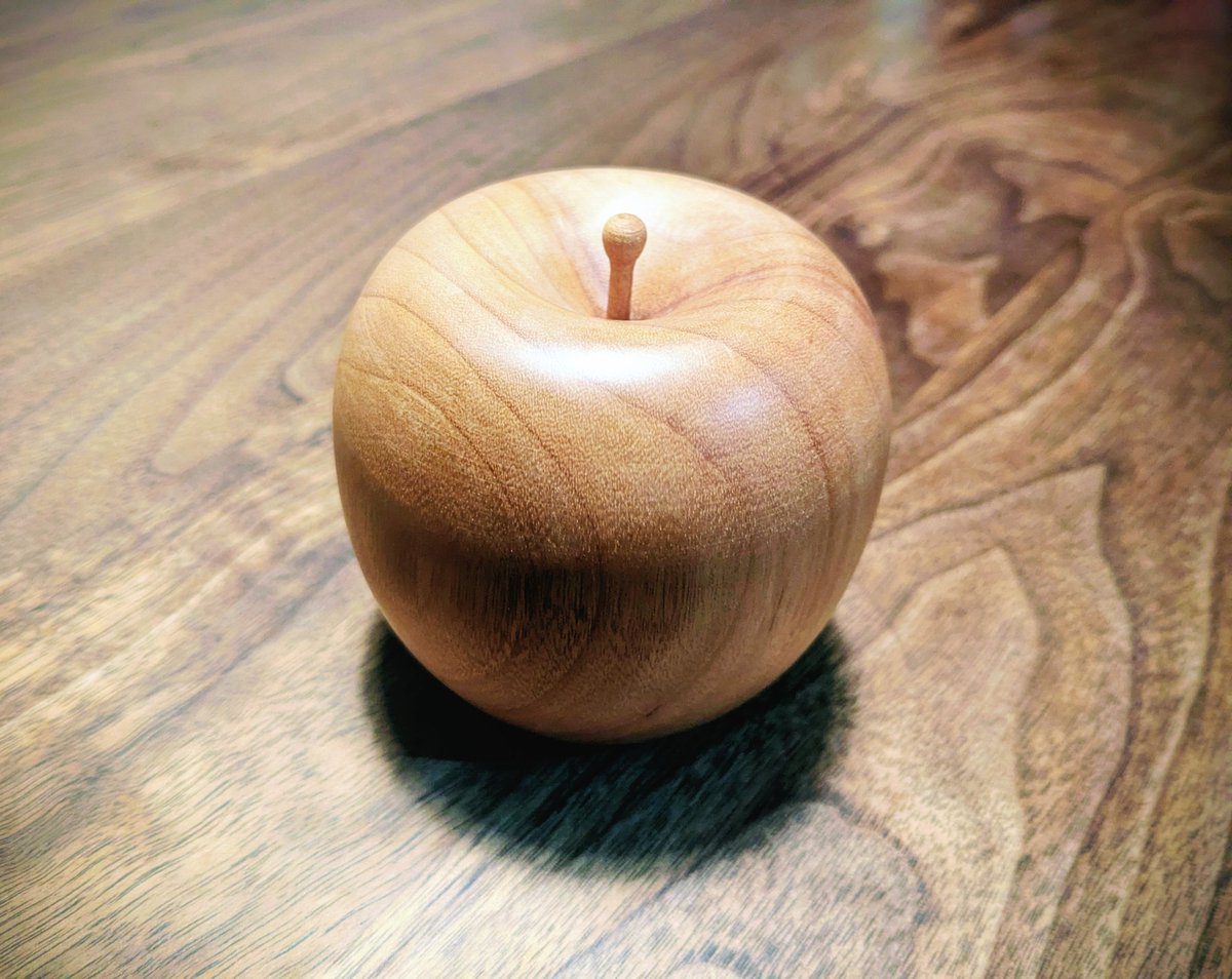 酸いも甘いも噛み分けられているとはまったく思えないが、それなりにいい年齢になったがゆえの無自覚な経験の皮膜が心が覆うこの頃にも数か月に一度はトキメク出会いに恵まれるという僥倖。いてもたってもいられずに林檎かわいや可愛やりんご。