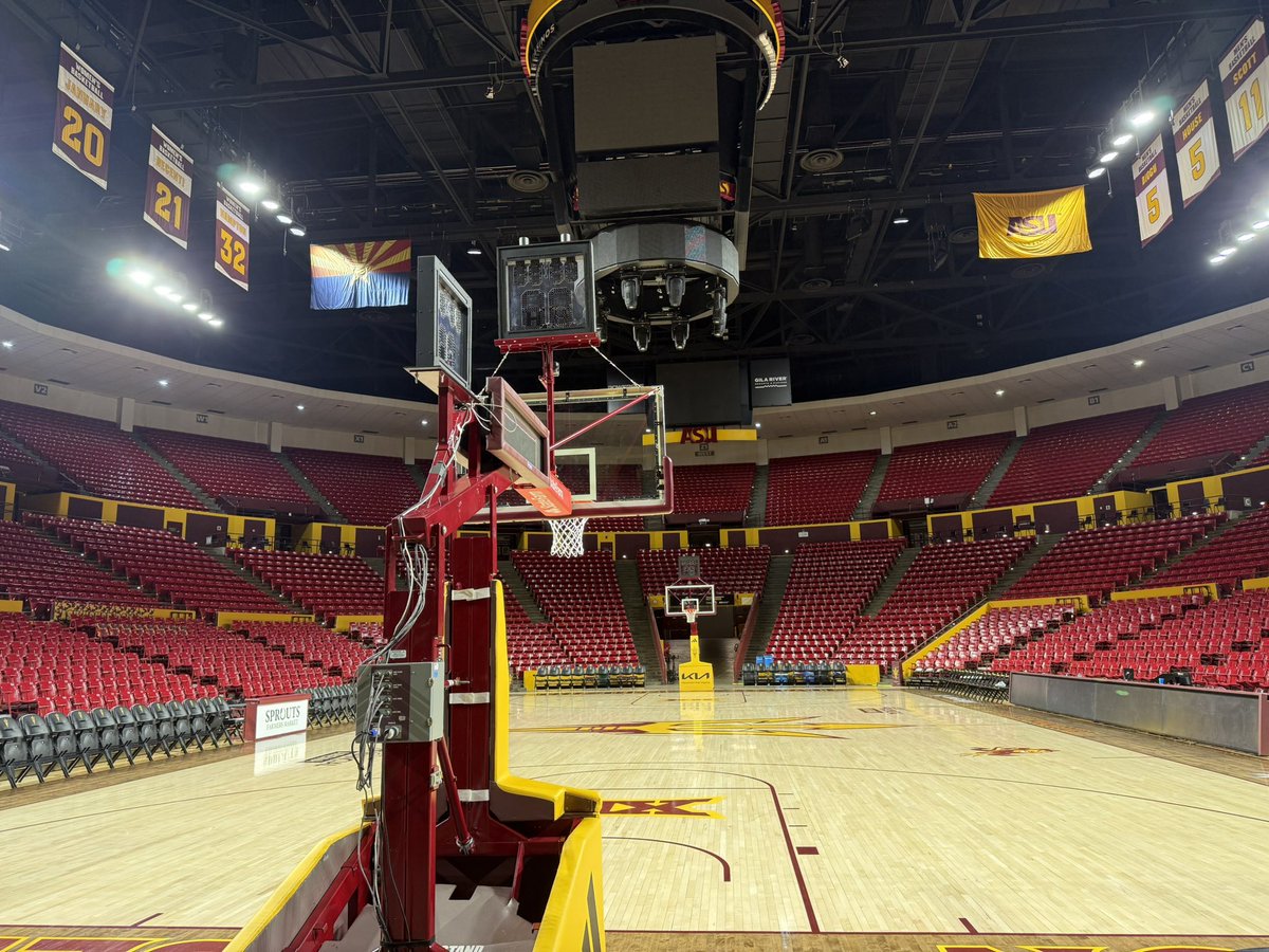 MatthewChismar's tweet photo. 4:40am opening for a 10:30am tipoff this morning! DFA is set and ready to go. T-cup in less than 15 hrs. #keepthecup #activatethevalley
@DougTammaro https://t.co/w5p2K9oLXv