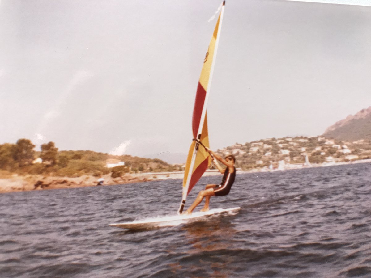 Il y a un peu plus de 40 ans, baie d'Agay, voile de 5,20m, planche Dufour Wing, vent vraisemblablement force 3, un autre temps, un autre monde... sans monde... lol #vintage #oldschool #Windsurfjournal #windsurf #pav #wheniwasyoung
