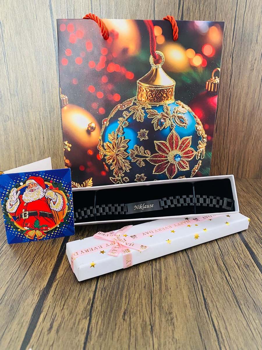 Soxiqueen's tweet image. Everything here goes for 20k 😍😍
Customised mm bracelet+ box+ Christmas bag+ Christmas card 
Don&apos;t miss out on this 
Offer valid till Dec 12th 
Location: Lagos State