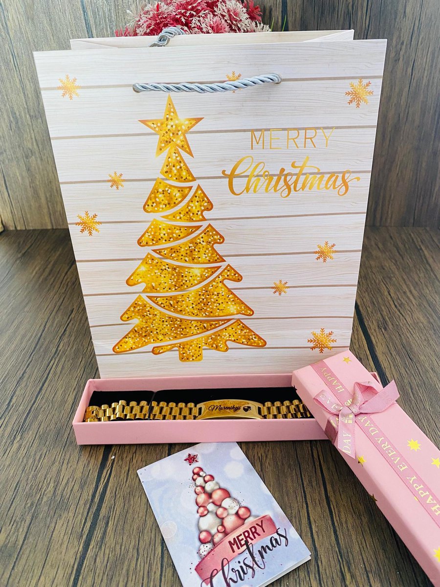 Soxiqueen's tweet image. Everything here goes for 20k 😍😍
Customised mm bracelet+ box+ Christmas bag+ Christmas card 
Don&apos;t miss out on this 
Offer valid till Dec 12th 
Location: Lagos State