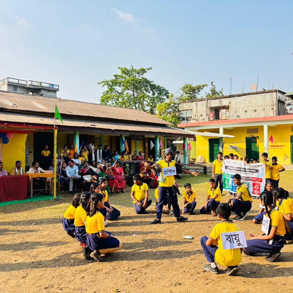 SwachhBharatGov's tweet image. Small actions, big impact!

Students of NNTC School in Assam learned waste segregation in a fun and creative way through the activity ‘Kachra Ka Kissa’. Through a play based on #ReduceReuseRecycle, the children pledged to segregate waste, reduce plastic use, and adopt composting