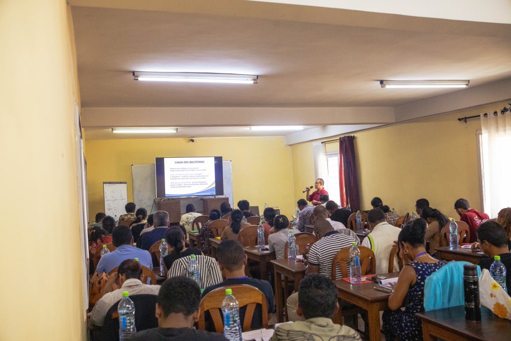 La Douane Malagasy renforce les compétences des transitaires et déclarants

Une formation du 20 nov. au 5 déc. 2025 vise à moderniser les pratiques, améliorer la conformité et accélérer les opérations de dédouanement.

🎯 une chaîne plus fiable, plus rapide et plus transparente.