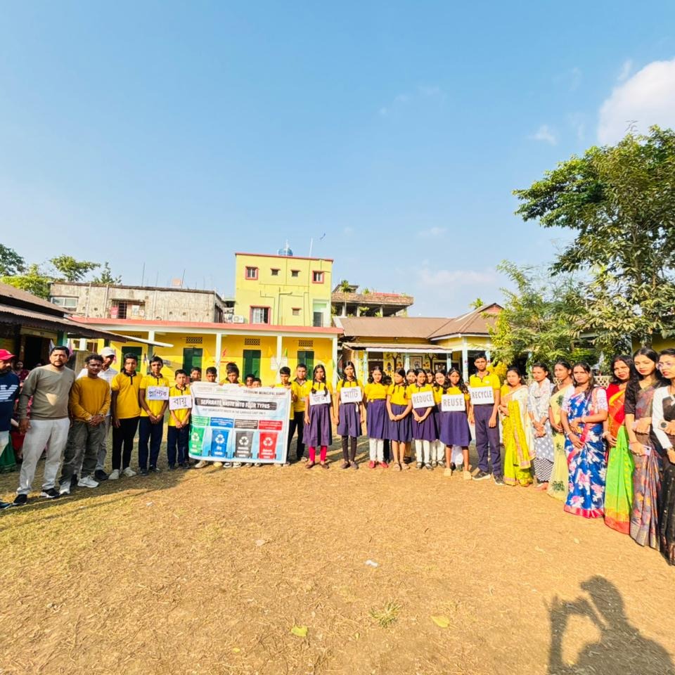 SwachhBharatGov's tweet image. Small actions, big impact!

Students of NNTC School in Assam learned waste segregation in a fun and creative way through the activity ‘Kachra Ka Kissa’. Through a play based on #ReduceReuseRecycle, the children pledged to segregate waste, reduce plastic use, and adopt composting