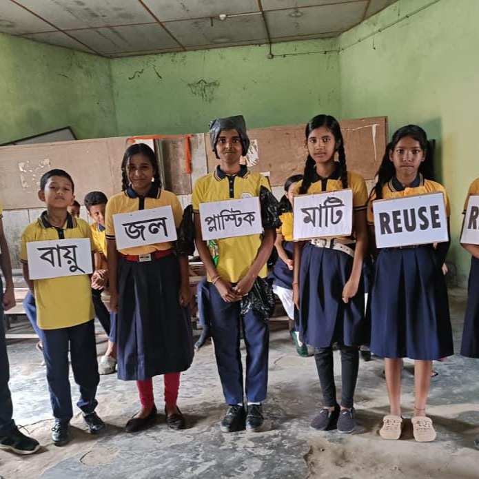 SwachhBharatGov's tweet image. Small actions, big impact!

Students of NNTC School in Assam learned waste segregation in a fun and creative way through the activity ‘Kachra Ka Kissa’. Through a play based on #ReduceReuseRecycle, the children pledged to segregate waste, reduce plastic use, and adopt composting