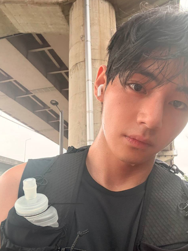 WORLDMUSICAWARD's tweet photo. #V shares new pics on his Instagram page, looking gorgeous as he enjoys some quality time off! 👏🕺🏻📸🌊🌟😍💥🌐🌟🔥👑💜 https://t.co/GvfMYhKRO8