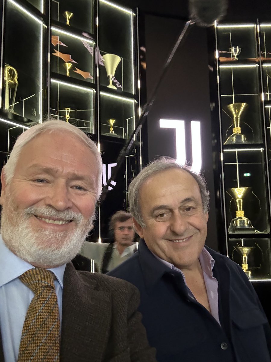 Michel sei contento di avere visto tutti i tuoi compagni? Si, soprattutto sono contento di averli riconosciuti, tutti. L’ironia è sinonimo di intelligenza, di sensibilità. La battuta è sempre stato il suo pezzo forte,alla pari della creatività e delle invenzioni in campo.#Platini