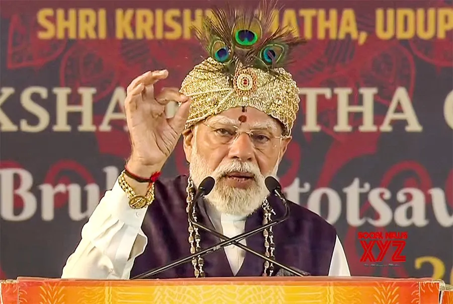 karma2moksha's tweet image. Prime Minister Narendra Modi addresses a gathering during &apos;Laksha Kantha Gita Parayana&apos; programme at Sri Krishna Mutt, in Udupi, Karnataka

Modi drops subtle hints every where for his next actions.

What do you see here with this head gear