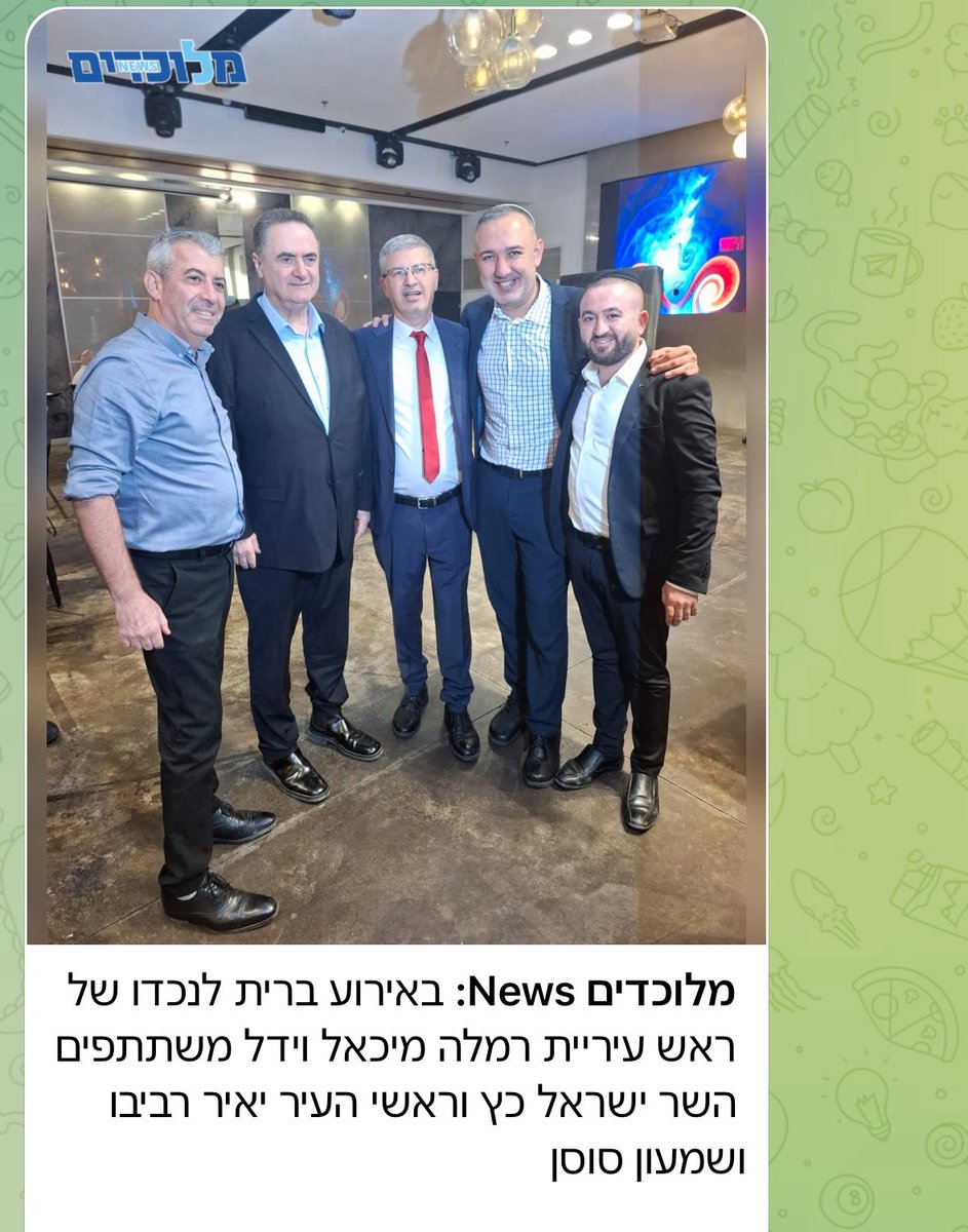 בבוקר שאחרי תקרית אש חריגה וחסרת תקדים בסוריה מאז נכנסה ישראל לאזור החיץ - זה מה שעושה הבוקר שר הביטחון שלנו: מבקר בברית של נכדו של ראש עיריית רמלה.

במקום להיות כל הבוקר בקריה בהערכות מצב ביטחוניות על האירועים,
במקום לשקול יחד עם מפקדי פיקוד הצפון האם נכון להיערך מחדש בחזית