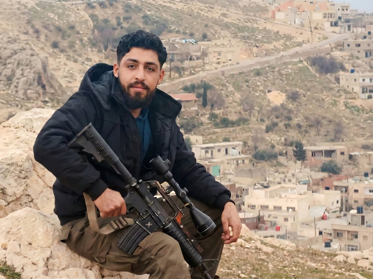 فتنت روحي ياشهيد

البطل عبد الرزاق محمد السعدي ورفاقه الأيطال والذي أثخن في جنود الإحتلال الإسرائيلي الإرهابي وبدلاً من زفافه الذي كان مقرراً اليوم شيع أهله جثمانه الطاهر شهيداً بإذن الله دفاعاً عن أهله وعرضه