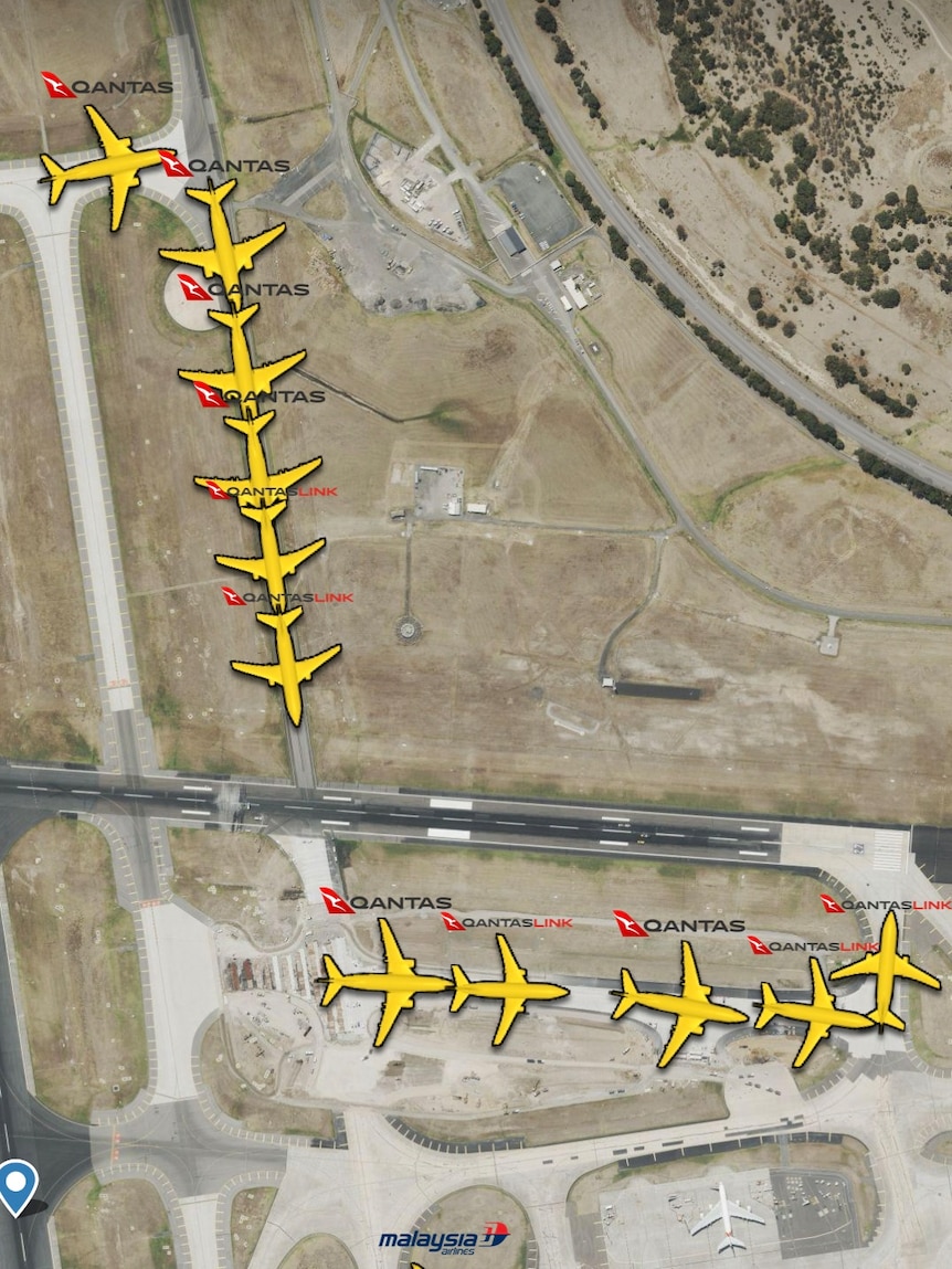 CoronelUseng's tweet photo. Qantas planes in queue due to a fire in Melbourne Tullamarine International Airport. https://t.co/OE35ZQuSgX https://t.co/3HhxOyxeNr
