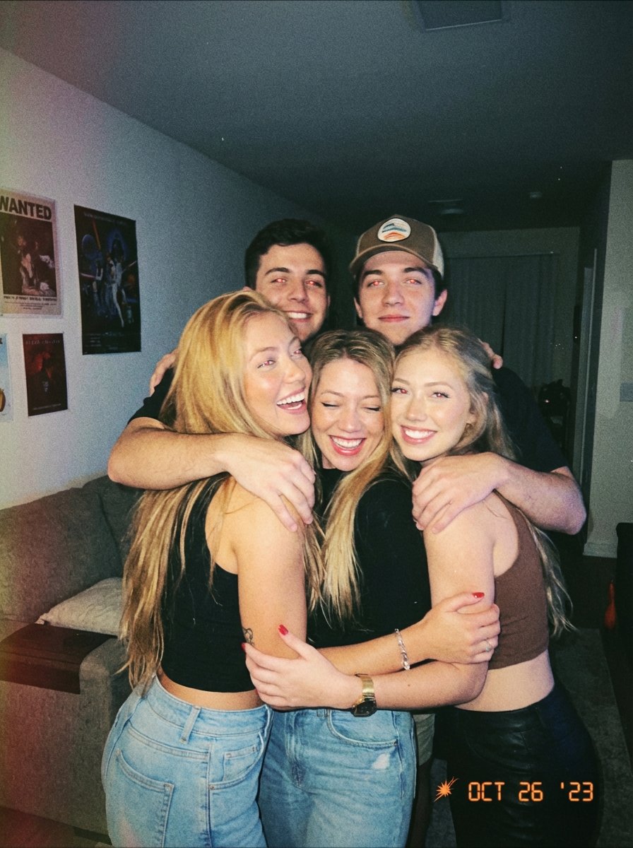 🍌 Nano Banana Pro 現已在 Photo AI 上線
我有點晚了,因為我做了很多修改才讓它看起來更逼真,雖然它仍然達不到超寫實主義的效果,但除此之外,照片的質量實在太棒了,不把它作為特色作品是不合適的。
你可以將它與你訓