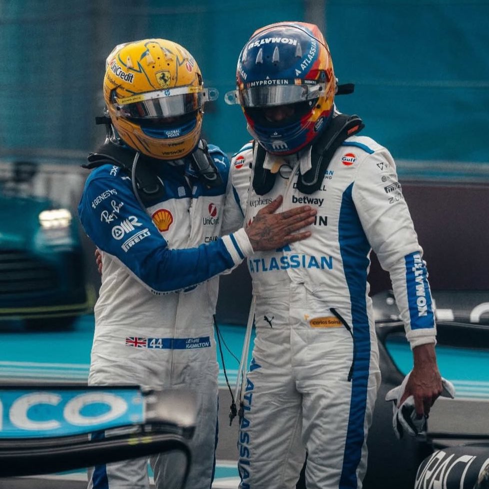 Carlos Sainz 👏 

"I know people like that drama, especially when we're talking about a seven-time world champion..."

"I side with Lewis (Hamilton), and it's very difficult to join a team and stand out. Even more so in your first year, when your teammate knows the car and the
