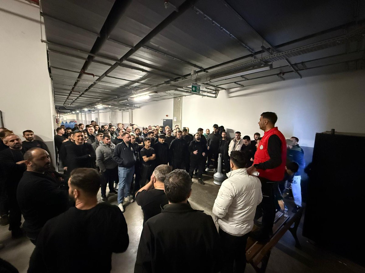 Metal iş kolunda sözleşme görüşmeleri sürerken Birleşik Metal-İş üyesi işçiler MESS'in dayatmalarına karşı fabrikalarda eylem yaptılar.
İşgal, grev, direniş!✊