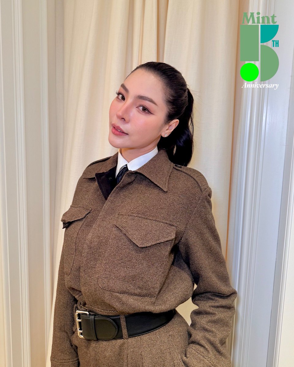 mintmag_th's tweet image. สวยไชน์! #MintReports พาส่องลุคสวยของสาว #ฝ้ายพีรญา ในลุคเด่นจากคอลเล็กชั่นใหม่ของแบรนด์ พร้อมร่วมเปิดตัวสโตร์ใหม่ของ Ralph Lauren ที่จัดขึ้นในค่ำคืนนี้ ณ ชั้น 1, เซ็นทรัล เอ็มบาสซี 💚

PERAYA RALPH LAUREN OPEN STORE

#RalphLaurenxFaye 
#FayePeraya 
#RalphLaurenTH
#MintMagTH