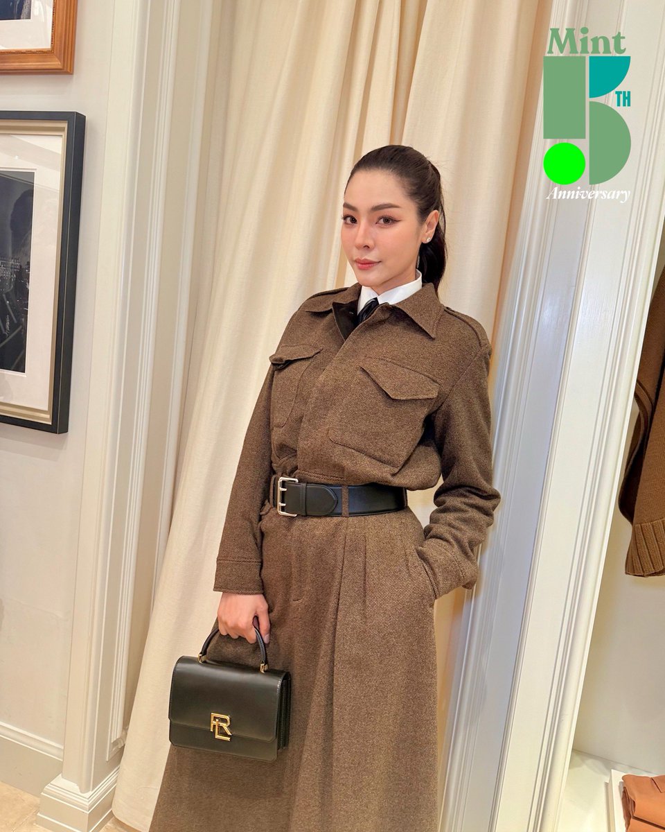 mintmag_th's tweet image. สวยไชน์! #MintReports พาส่องลุคสวยของสาว #ฝ้ายพีรญา ในลุคเด่นจากคอลเล็กชั่นใหม่ของแบรนด์ พร้อมร่วมเปิดตัวสโตร์ใหม่ของ Ralph Lauren ที่จัดขึ้นในค่ำคืนนี้ ณ ชั้น 1, เซ็นทรัล เอ็มบาสซี 💚

PERAYA RALPH LAUREN OPEN STORE

#RalphLaurenxFaye 
#FayePeraya 
#RalphLaurenTH
#MintMagTH