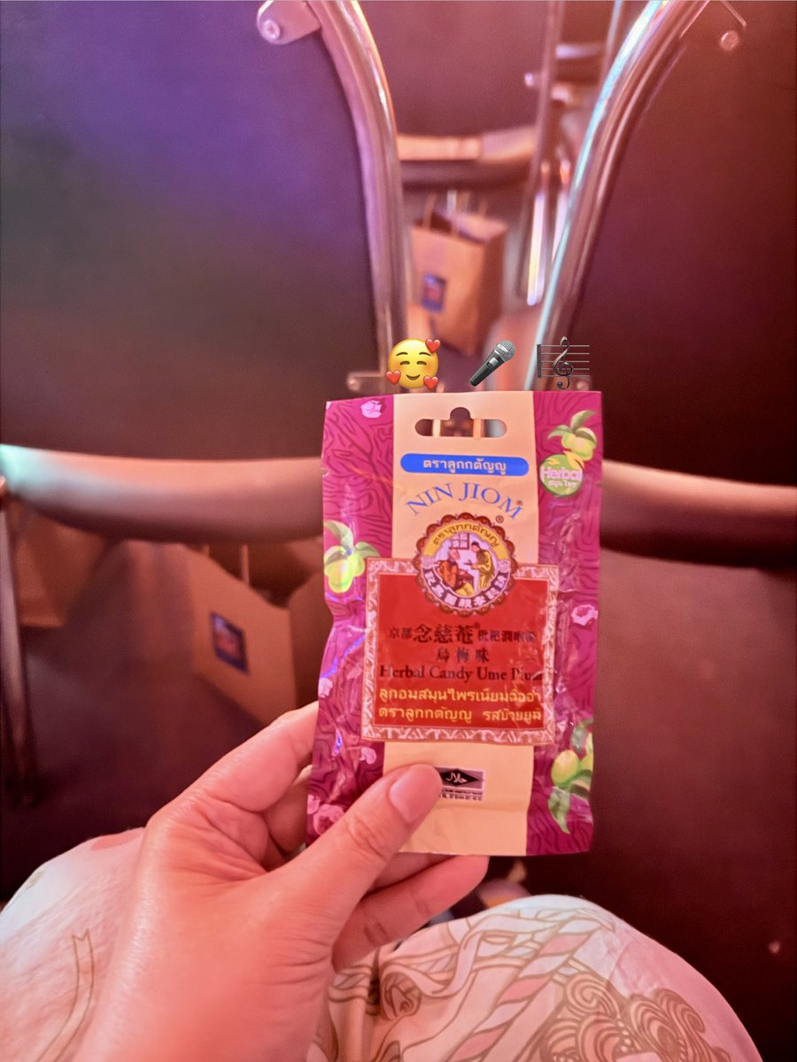 Punpunnizz's tweet photo. หมดแรงจากงานที่ออฟฟิศ เสียงแหบจากการประชุมมาราธอน 🥱 แต่เย็นนี้ยังมีนัดสำคัญ คอต้องพร้อมสำหรับเมนที่รัก โชคดีที่ได้ตัวช่วยกู้ชีพ คือ ลูกอมเนียมฉื่ออำ เห็นชื่อนึกว่าจะรสยาจีนจ๋าๆ แต่ที่ไหนได้... น้องกินง่ายมาก! แถมยังทำให้ชุ่มคอด้วย บอกเลยว่าเซอร์ไพรส์สุดๆ กินง่าย สดชื่น อมแล้วตื่น ชุ่มคอทันทีที่กิน พร้อมกลับไปทำหน้าที่ติ่งที่ดีแล้วฮะ!  วัยทำงานสายใช้เสียงต้องพกติดตัวไว้ อุ่นใจสุดๆ 🩷🧡