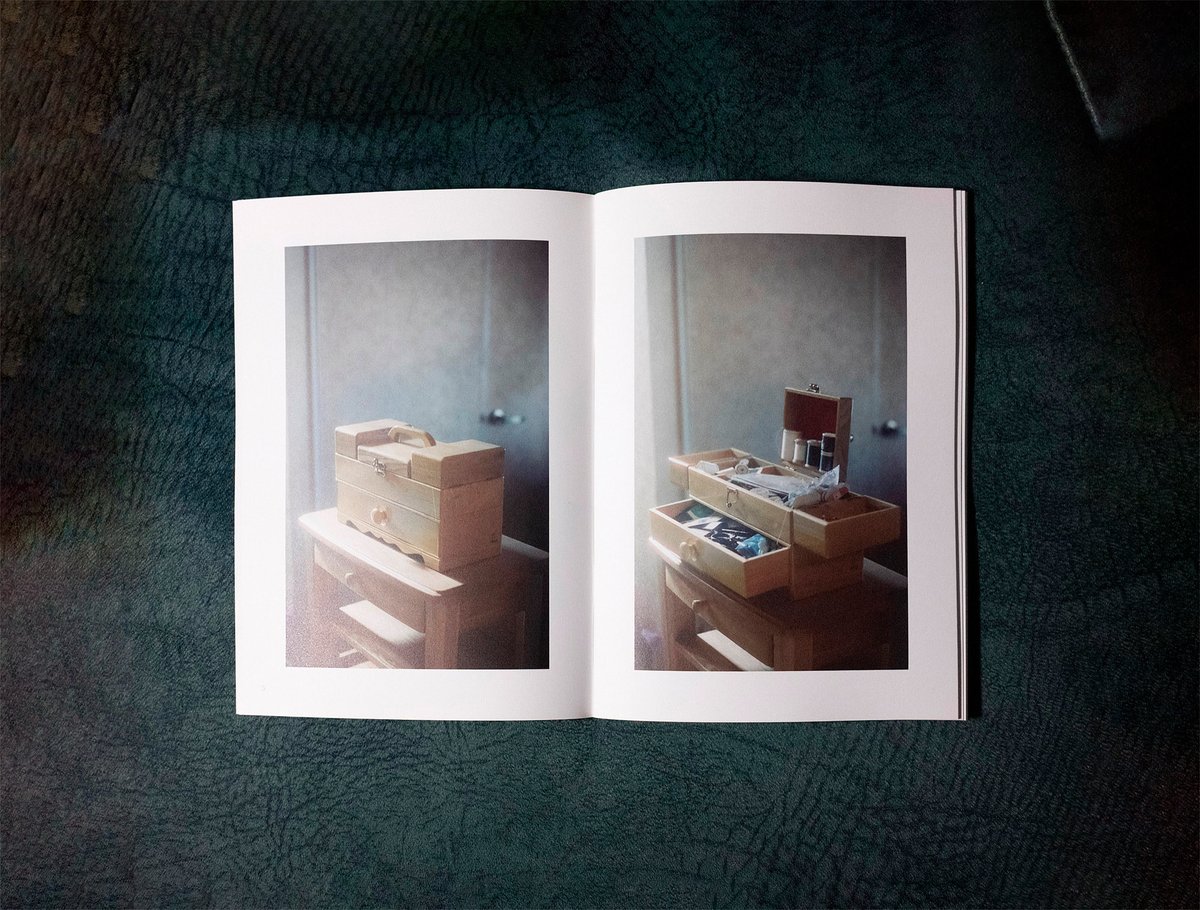 camera_jean's tweet photo. 📚新作zine発売
THINGS TELL vol.1　Dear Someone

岡ももえのドキュメンタリープロジェクト『THINGS TELL』。“もの”が持つ物語性を追っていきます。第一弾の『Dear Someone』では、作者の大切な誰か／作者自身が持つ“もの”に焦点を当て、所有者や関係者にインタビューを行いながら撮影しました。 https://t.co/s8FjLInlc3