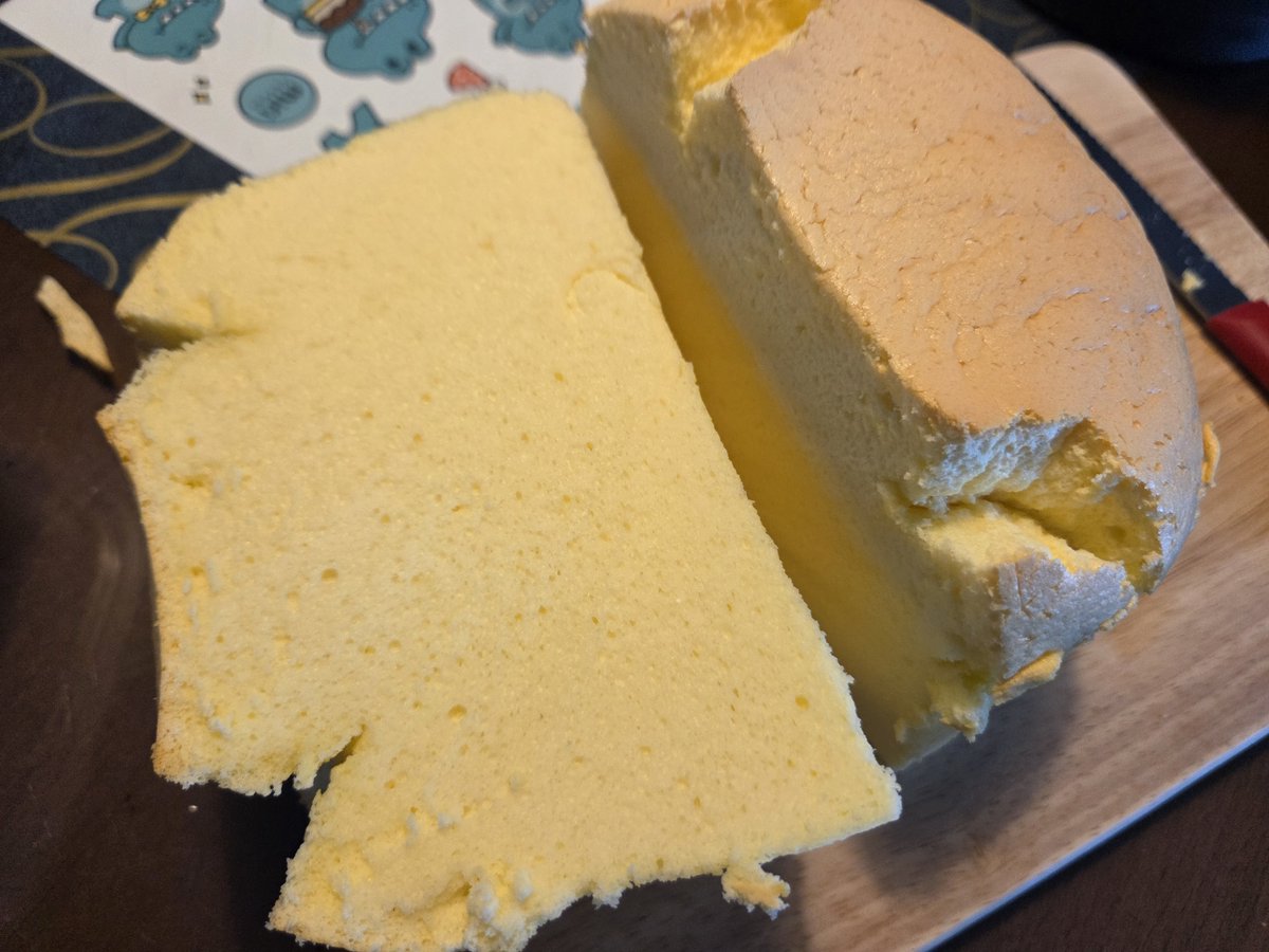 수플레 치즈 케이크🧀
집에 크림치즈 많아서 바로 만들어봤는데 실패 😂
거하게 뚜껑이 터져버렸다.
다음에는 열선에서 멀어지게 더 낮은 단에서 구워봐야지.