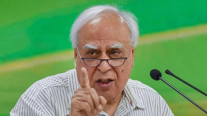 MumbaichaDon's tweet image. CJI Surya Kant Rocks, Dalla Kapil Sibal in Shock🔥

Sibal argued against SIR emphasizing burden on voters who already hold 
Aadhaar.

CJI Surya Kant shot back brutally-
&quot;SHOULD AADHAAR ALONE QUALIFY SOMEONE TO VOTE, EVEN IF THEY MIGHT BE FOREIGNER? Aadhaar is a creation of…