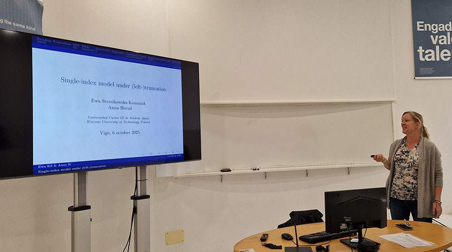 SidorUvigo's tweet image. El 6 de noviembre celebramos el seminario &quot;Single index model under left truncation&quot;, impartido por Ewa Strzalkowska-Kominiak, profesora del Departamento de Estadística de @uc3m.

Una visita que impulsa nuevas colaboraciones científicas 🚀.

👉bit.ly/4ipaWE9