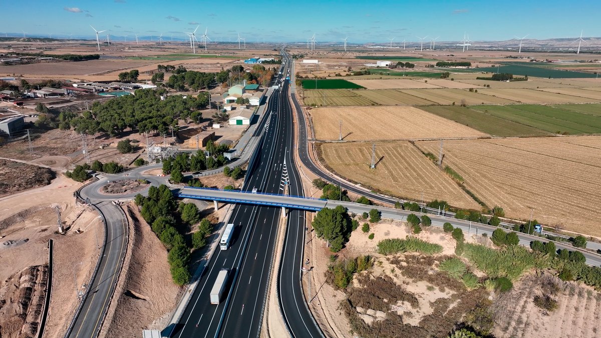 Hoy completamos la puesta en servicio de la A-68 entre Gallur y Mallén (Zaragoza) con su apertura hasta Cortes (Navarra), tras invertir 75,2 M€.

transportes.gob.es/el-ministerio/…

Todo lo que debes saber sobre este tramo y el proyecto 🧵