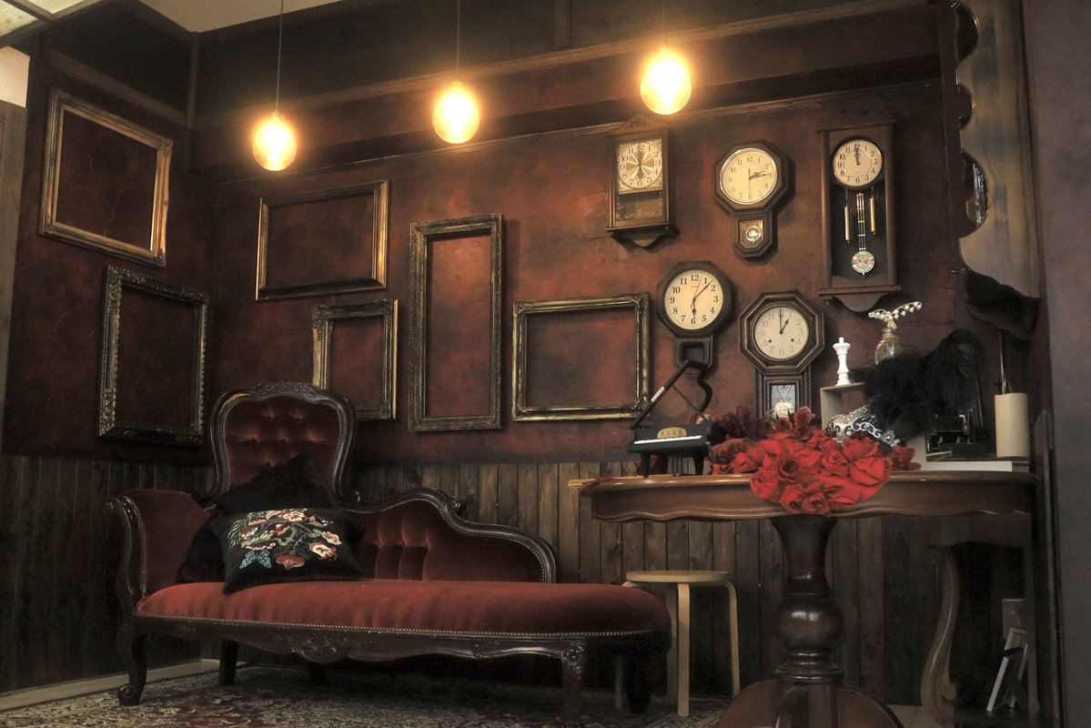 アンティークなブースはシックなドレスやゴシック系衣装との相性抜群！
重厚感のある作品を撮りたい方に🙌

#コスプレスタジオ