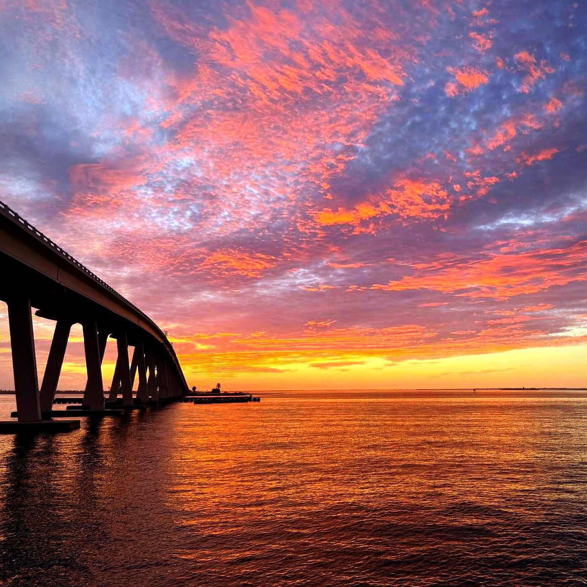 Christine982Mil's tweet image. Good Morning from Florida! Happy Friday! Today&apos;s photo: Sunset from the Sanibel causeway. Have a beautiful day! 🌅