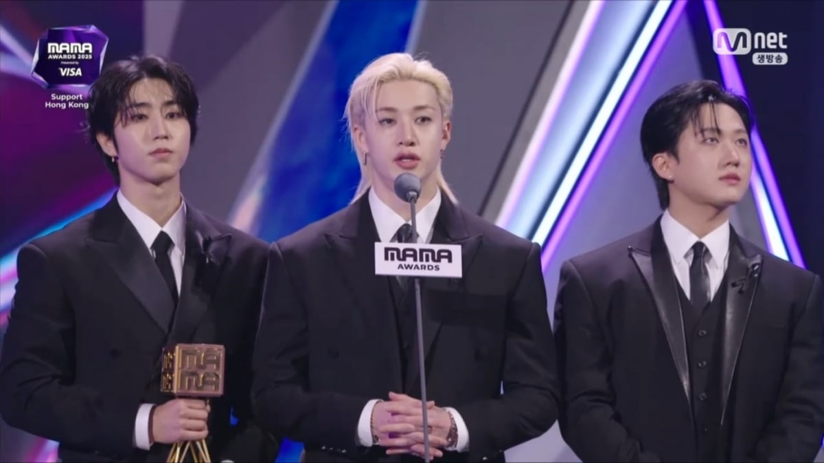 yongdeelixx's tweet image. 스트레이 키즈, 검은 리본 달고…＂우리 곁에 &apos;스테이&apos; 해줘서 고마워＂ [2025 MAMA] (출처 : 네이버 연예) naver.me/FxCAscSy