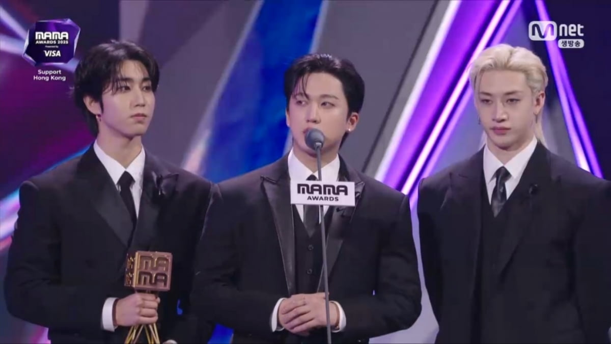 yongdeelixx's tweet image. 스트레이 키즈, 검은 리본 달고…＂우리 곁에 &apos;스테이&apos; 해줘서 고마워＂ [2025 MAMA] (출처 : 네이버 연예) naver.me/FxCAscSy