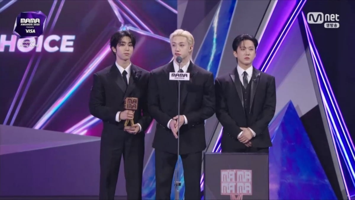 yongdeelixx's tweet image. 스트레이 키즈, 검은 리본 달고…＂우리 곁에 &apos;스테이&apos; 해줘서 고마워＂ [2025 MAMA] (출처 : 네이버 연예) naver.me/FxCAscSy