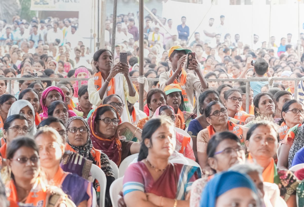 Devendra_Office's tweet image. 🪷 CM Devendra Fadnavis at the &apos;Jahir Sabha&apos; in support of BJP candidate for NagarAdhyaksha of Hinganghat Municipal Council Dr. Nayana Tulaskar, BJP candidate for NagarAdhyaksha of Sindi (Railway) Railway Municipal Council Rani Kalode and all NagarSevak candidates.
MoS Dr. Pankaj…