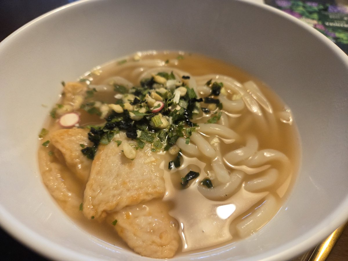 엄마가 샌드위치를 좀 지겨워하고 있어서 오늘 아침은 어묵우동😂

난 햄, 치즈 넣은 샌드위치 매일 먹어도 괜찮은데 엄마는 2-3일에 한번만 먹어야 할듯.