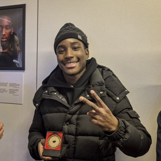 🇫🇷 À seulement 16 ans, Pascal Mabunga a été célébré en héros après avoir sauvé des dizaines de vies lors d’un incendie à Anderlecht ! Son courage lui a valu la récompense de “héros du Foyer anderlechtois”. 🏅 (RTL Info)

📸 Timon Ramboer