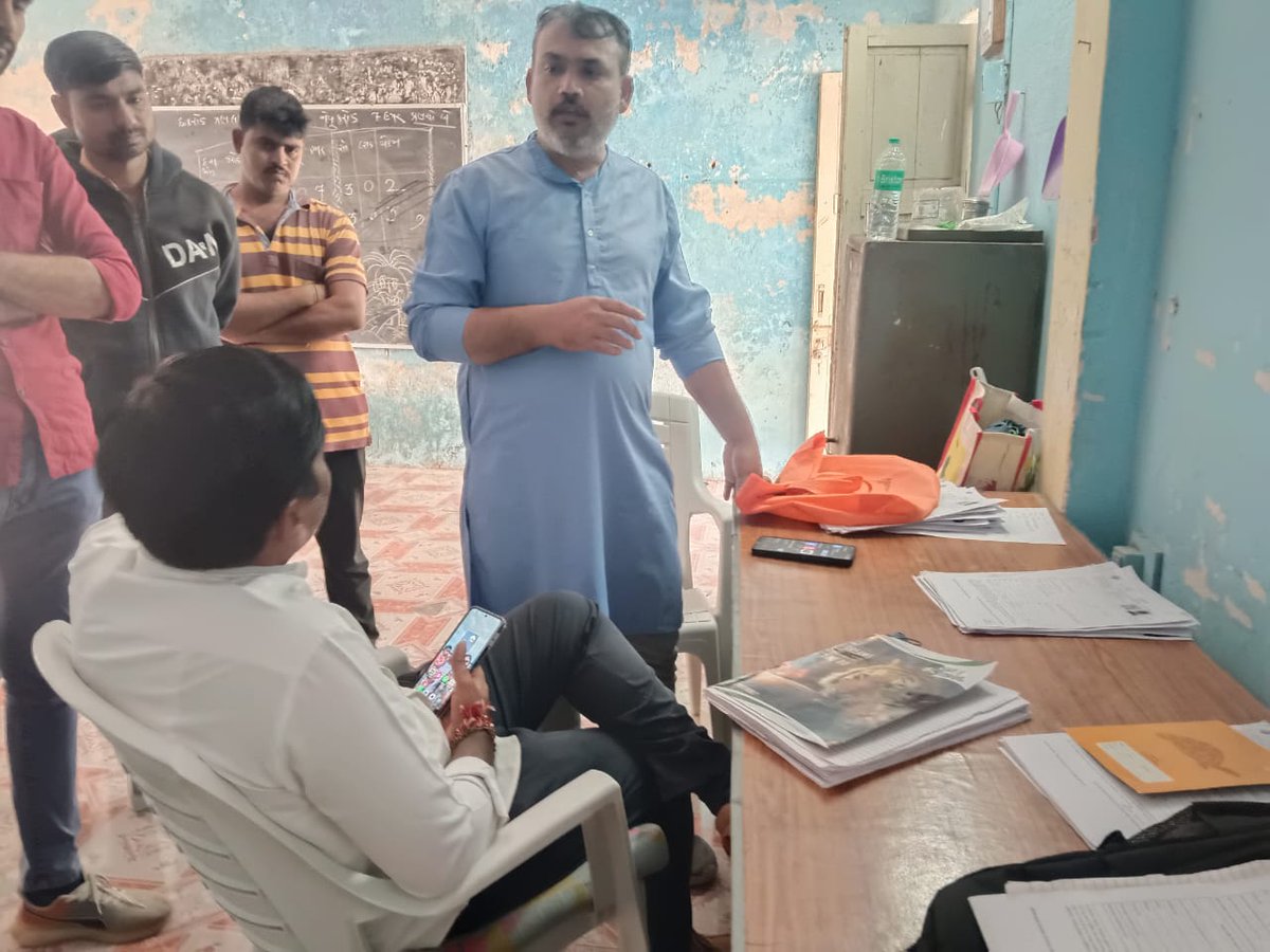 CollectorJamngr's tweet image. મતદારયાદી સુધારણા કાર્યક્રમ અન્વયે મતદાર નોંધણી અધિકારીશ્રી, ૮૦-જામજોધપુર દ્વારા ગ્રામ્ય વિસ્તારોની મુલાકાત લઈ ગ્રામ લોકોને તેમની વિગતો રજુ કરવાની બાકી હોય તો BLOs નો સંપર્ક કરી રજુ કરવા સમજુત કર્યા તથા BLOs ને મળી કામગીરીની સમીક્ષા કરી.
@ECISVEEP @CEOGujarat @infojamnagargog